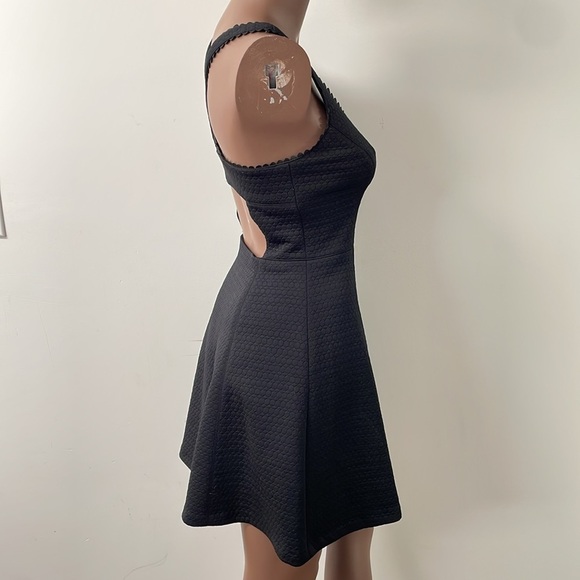 Club Monaco Cutout Mini Dress Taura Scallop Edge Sleeveless Cocktail Black 0 - Picture 4 of 12
